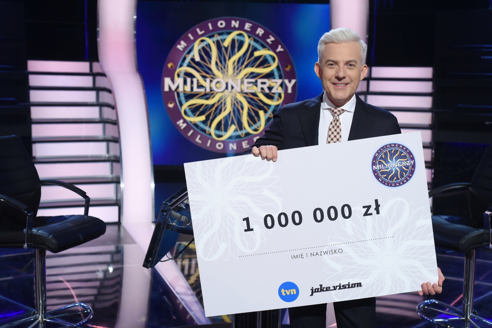 Hubert Urbański z czekiem na milion złotych